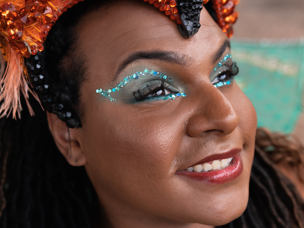 Maquiagem e glitter o brilho que domina a folia